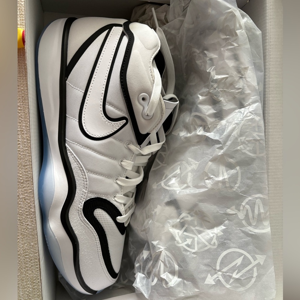 Nike Air Zoom G.T. Hustle 2 in White and Black basketball men’s shoes NWT- 11